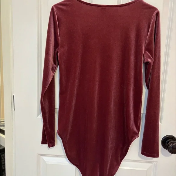 Elegant Velvet Bodysuit in Rich Burgundy - Picture 3 of 6